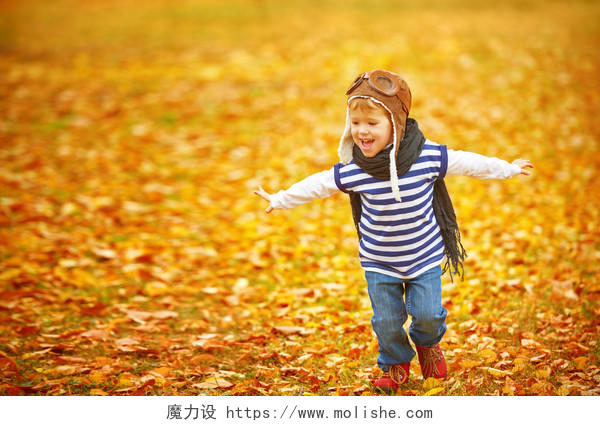 秋天孩子在满是落叶的地上开心的玩耍幸福童年幸福童年孩子幸福的人美好童年美好回忆美好未来微笑的小孩六一儿童节61儿童节